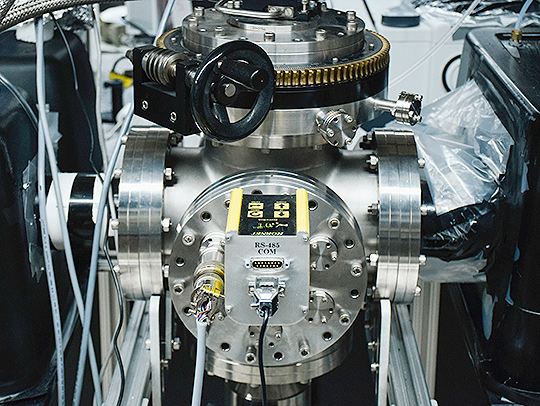 A stainless steel vacuum chamber used in quantum experiments. Credit: Jason P. Dinh