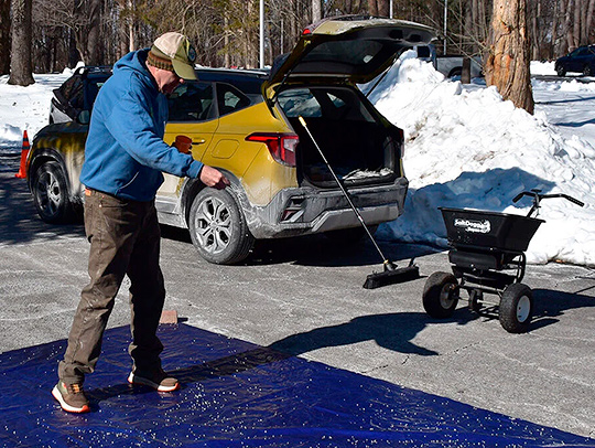 Jason Swope of the Chesapeake Bay Landscape Professionals demonstrates road salting techniques in Gaithersburg, MD, on Jan. 31, 2026. (S. Moncion/Interstate Commission on the Potomac River Basin)